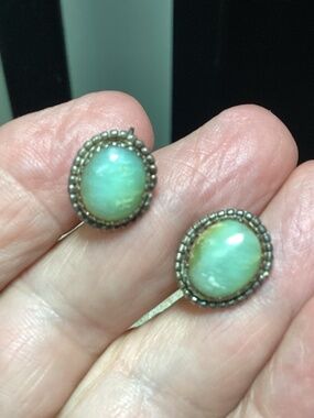 JADE STERLING VINTAGE EARRINGS SCREW BACKS. 💚MOMS COLLECTIONS